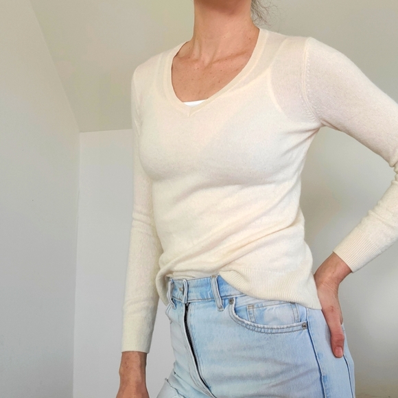 LORD & TAYLOR - Cashmere sweater - Picture 7 of 11